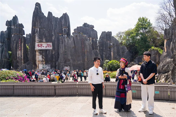 云南旅游,云南旅行社,云南團建公司,云南策劃公司,云南會議執(zhí)行,昆明旅游,昆明旅行社,昆明團建公司,昆明會議公司,昆明策劃公司：董宇輝來昆明石林啦！“在云南，萬物與我皆自由”